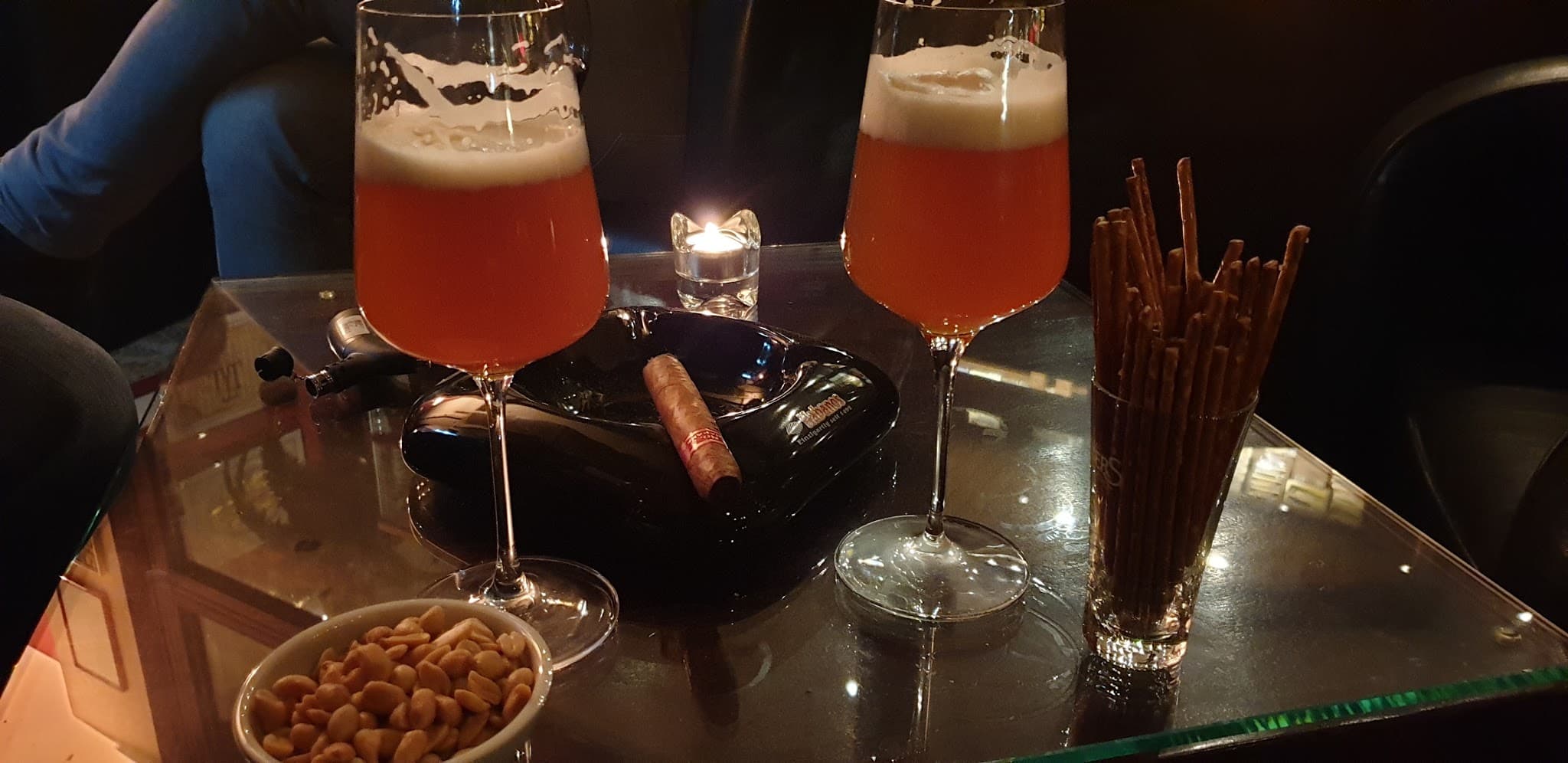 Zigarre und Getränke auf Tisch