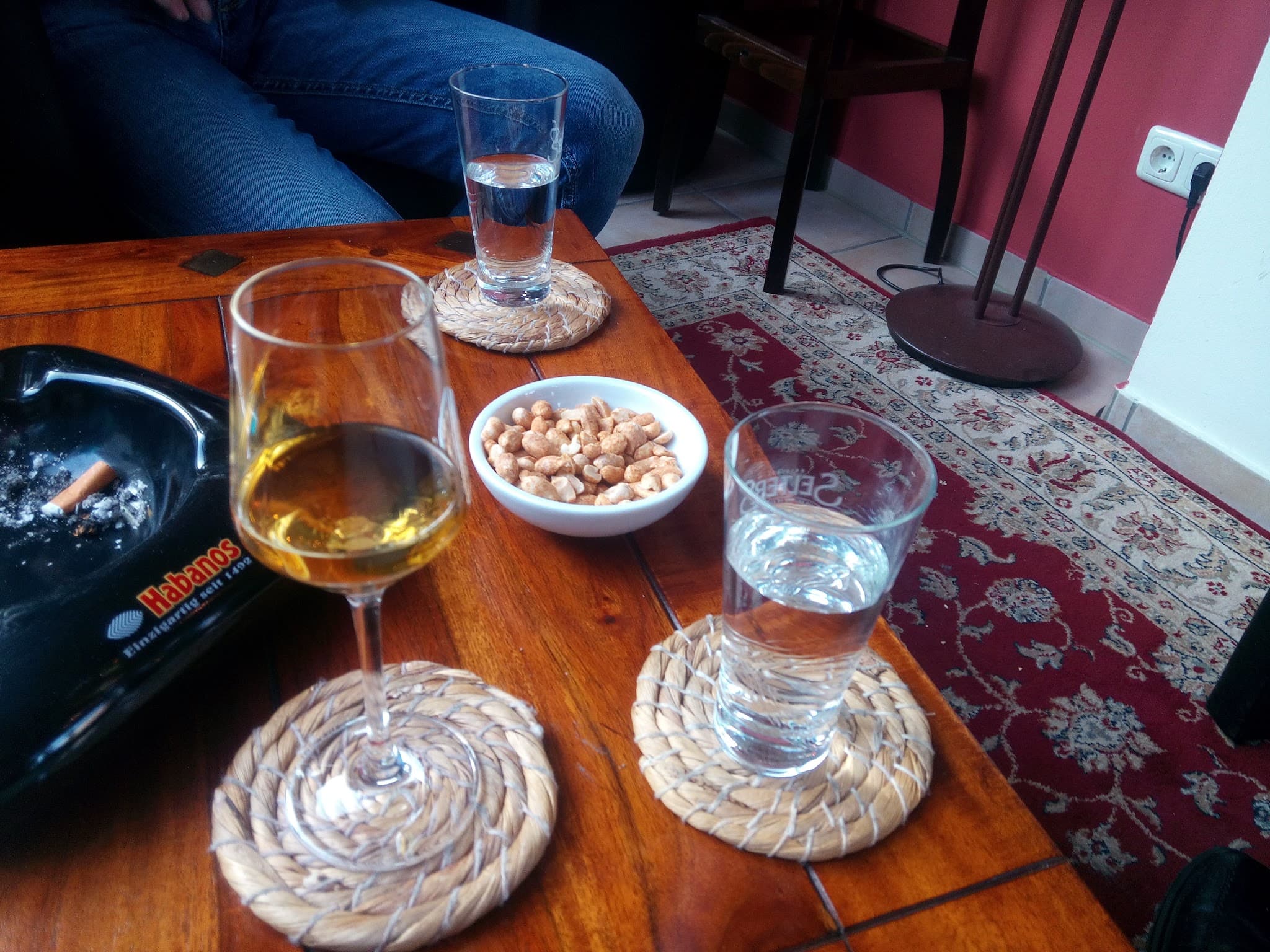 Tisch mit Whisky, Wasser und Nüssen in Lounge