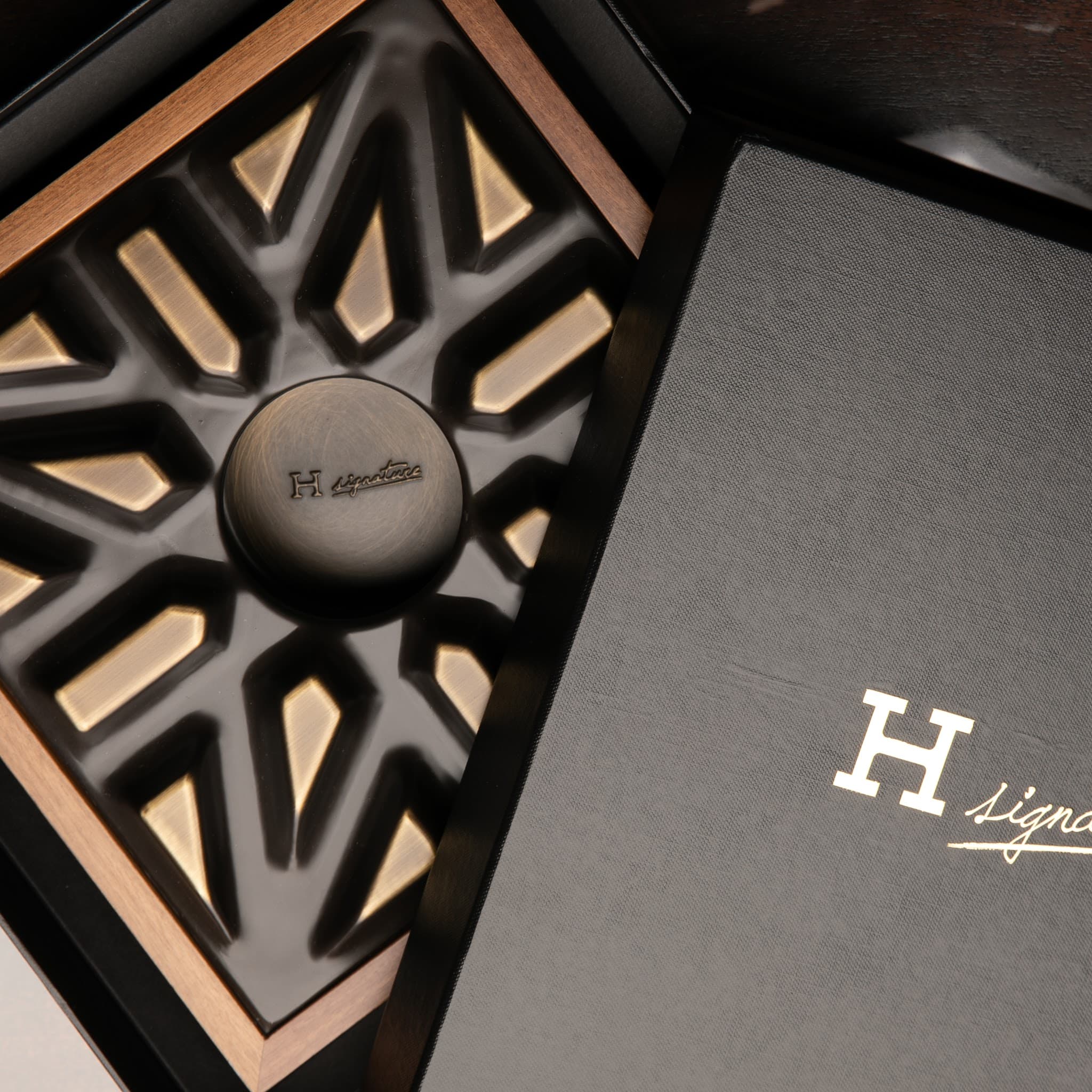 H signature Humidor mit Holzrahmen und Goldakzenten