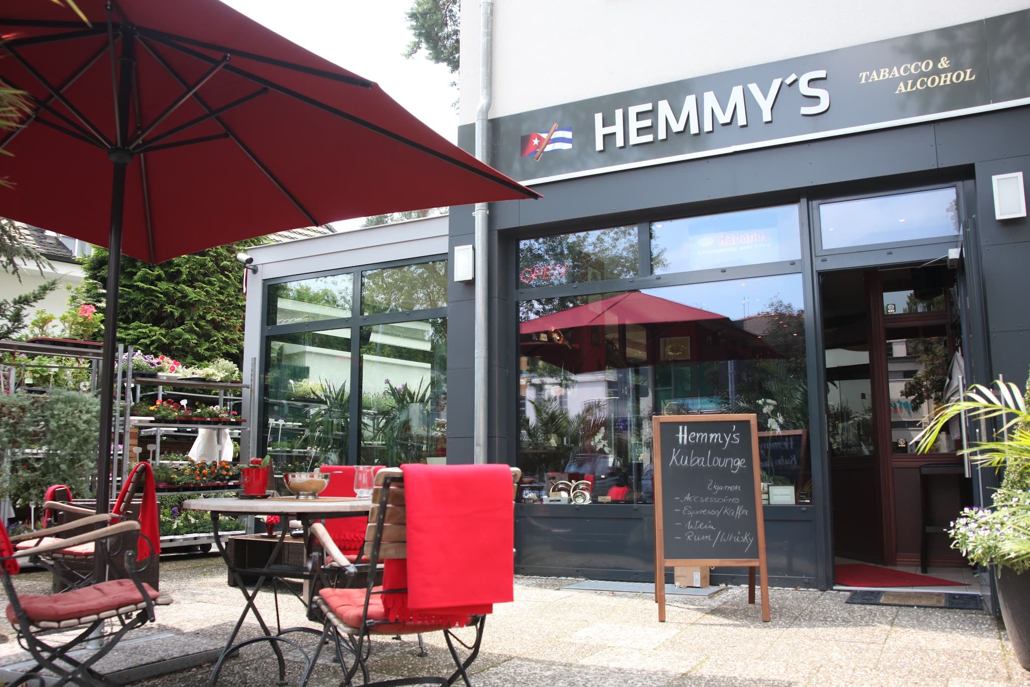 Hemmy's Zigarrenladen mit Lounge im Freien