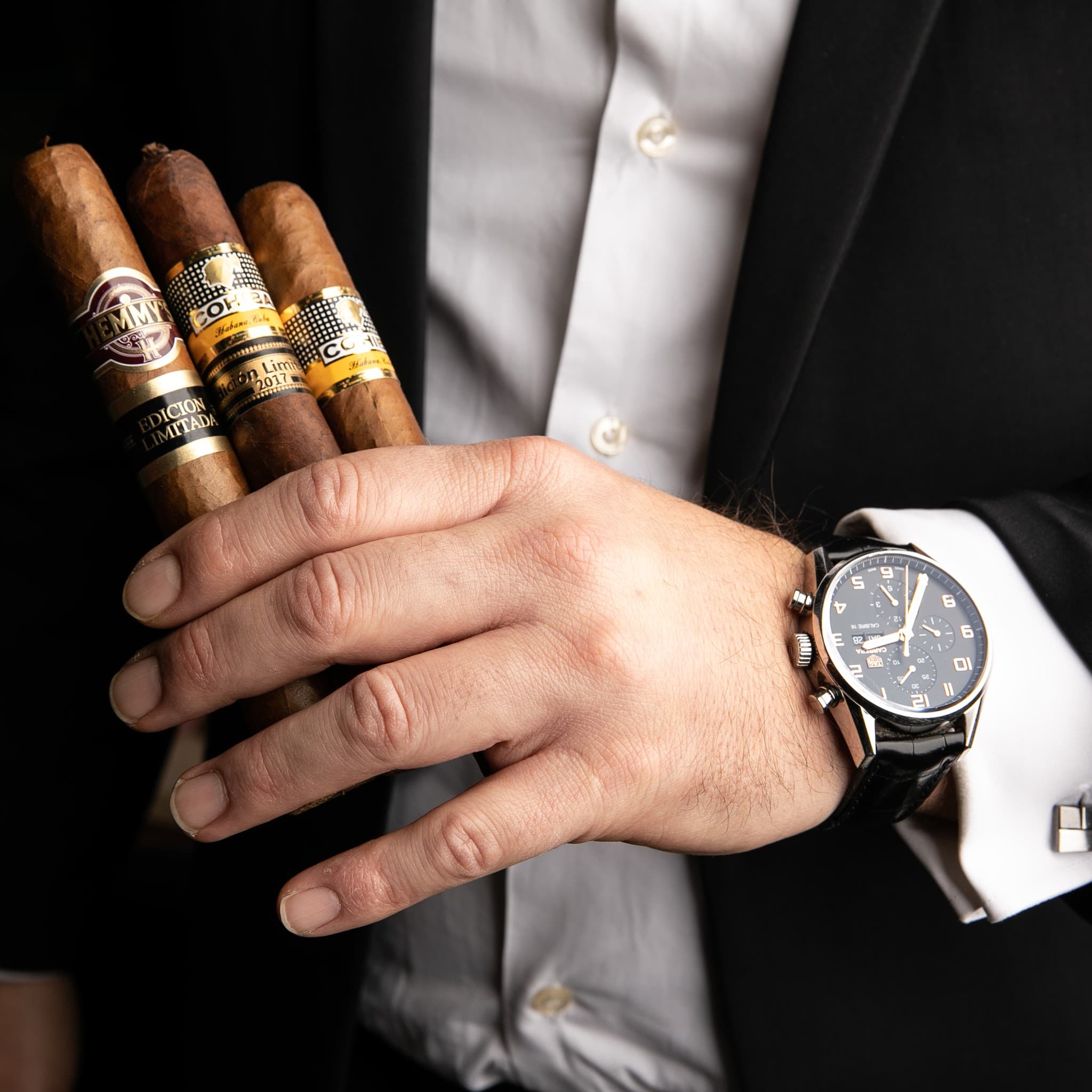 Mann mit Zigarren und Uhr