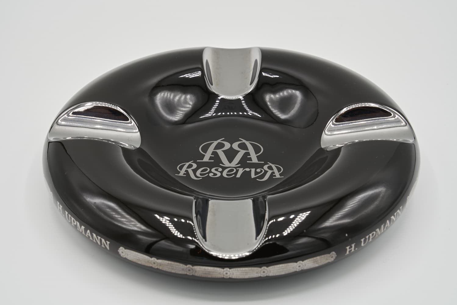 schwarzer Zigarrenaschenbecher mit Reserva-Logo