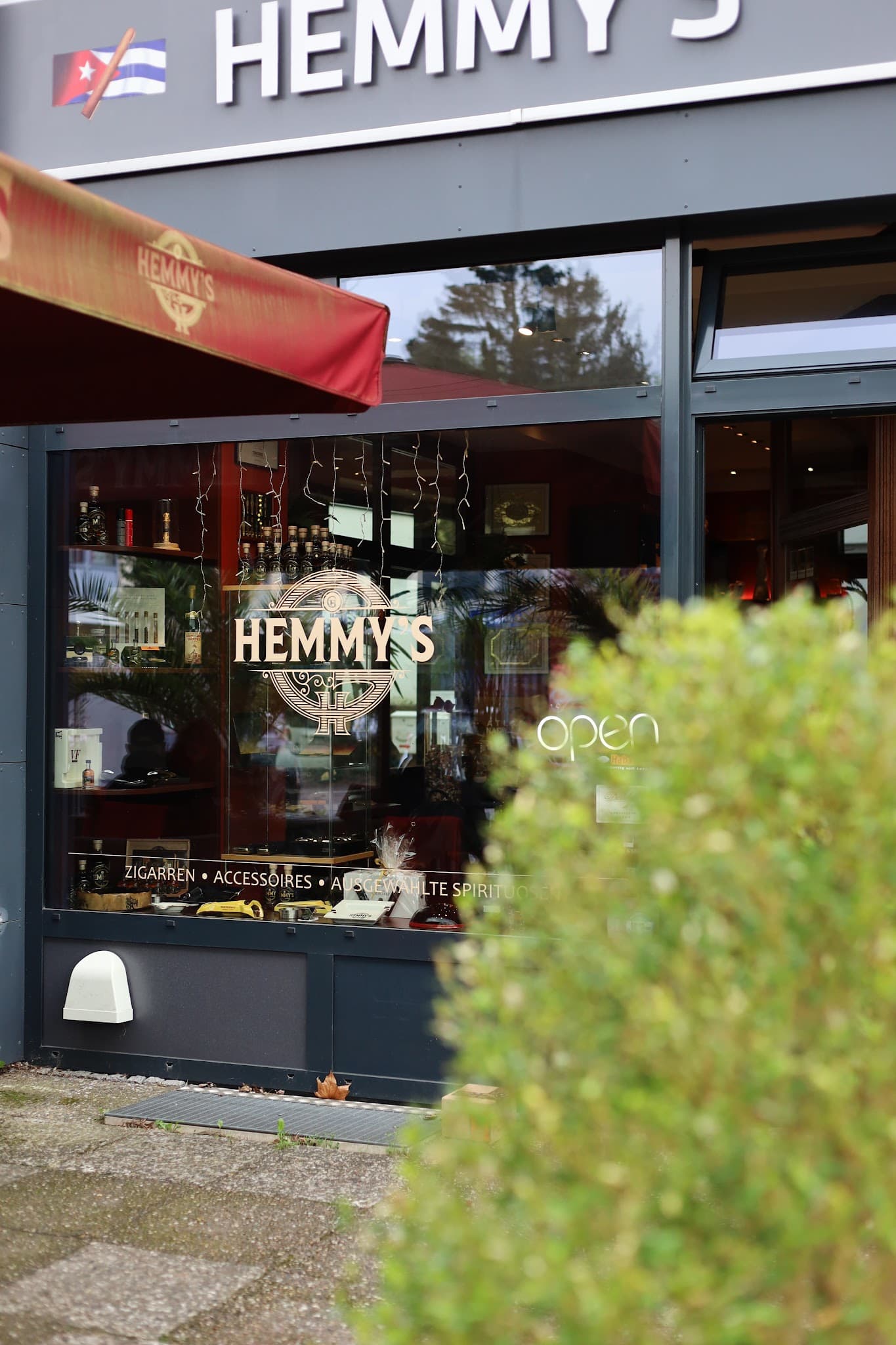 Fassade von Hemmy's mit rotem Markisen und Auslage