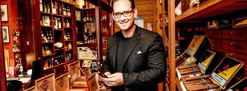 Mann mit Zigarre im Humidor