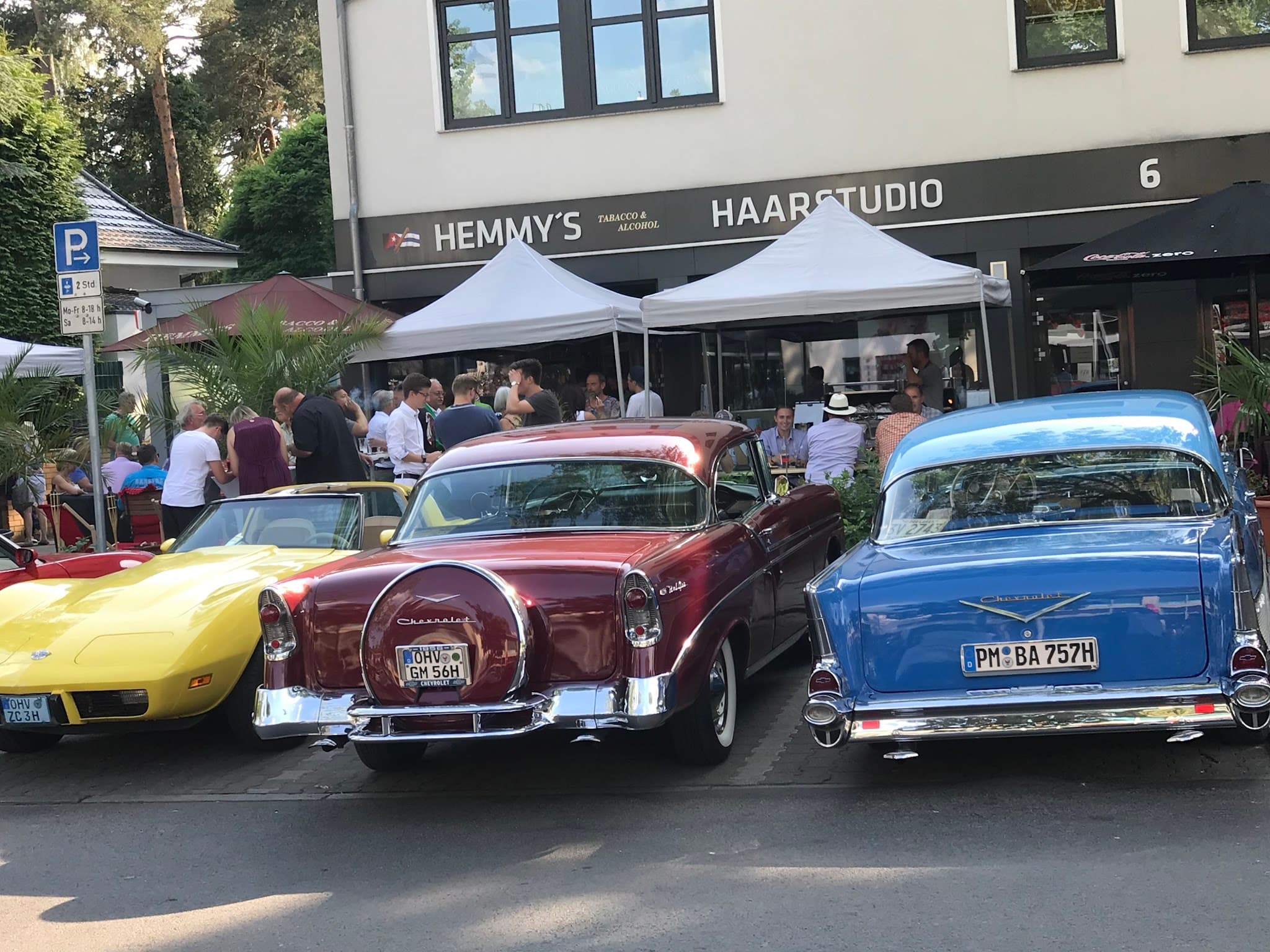 Oldtimer-Event vor Zigarrenladen mit Lounge