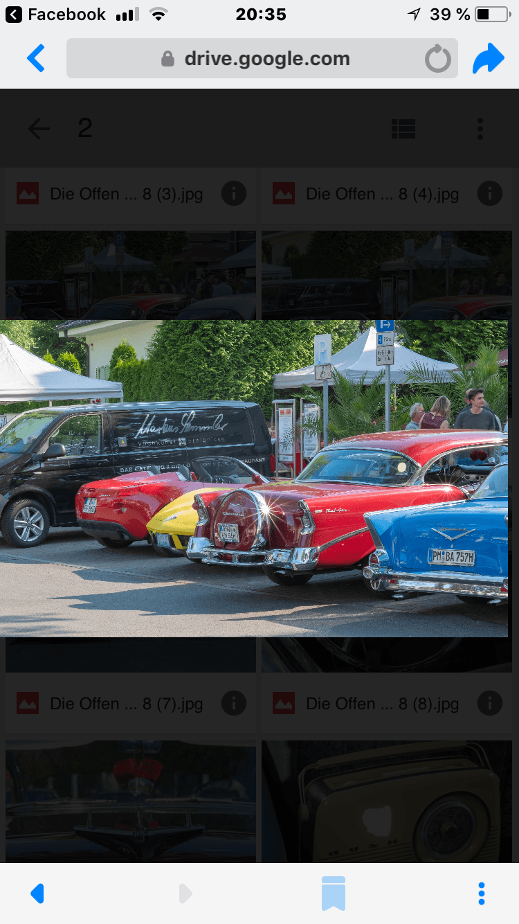 Oldtimer-Event mit Zigarrenladen im Hintergrund