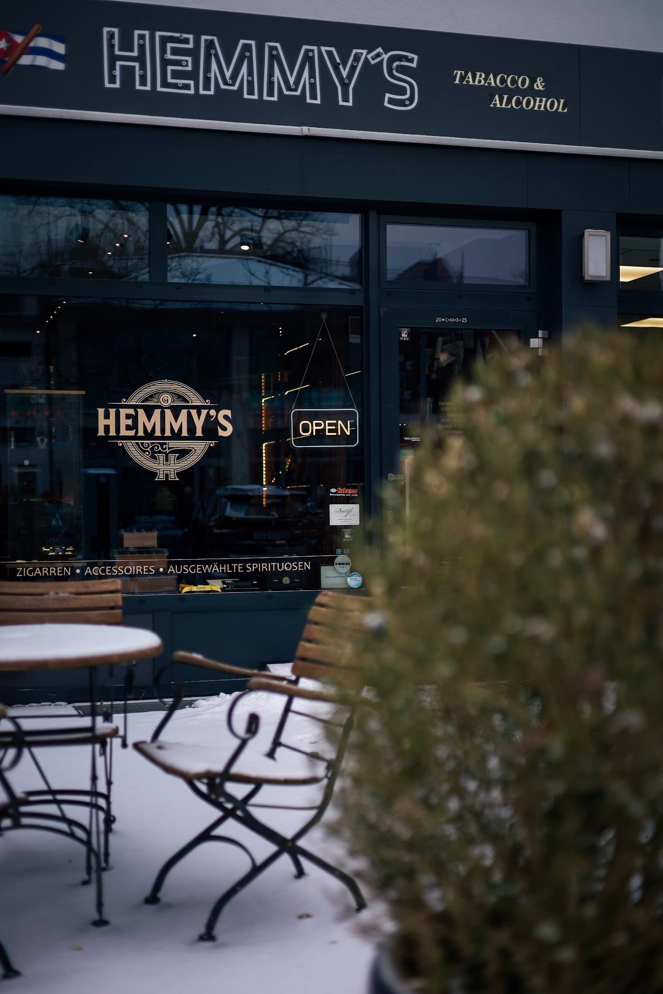 Hemmy's Ladenfassade im Schnee