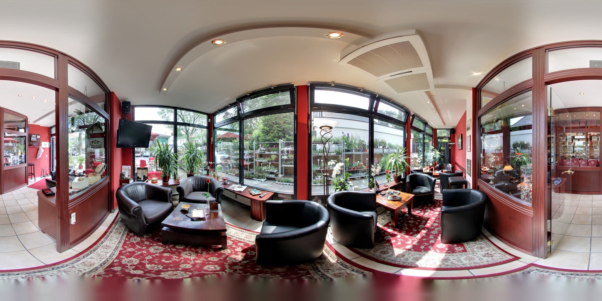 Lounge mit Ledersofas und Fensterfront
