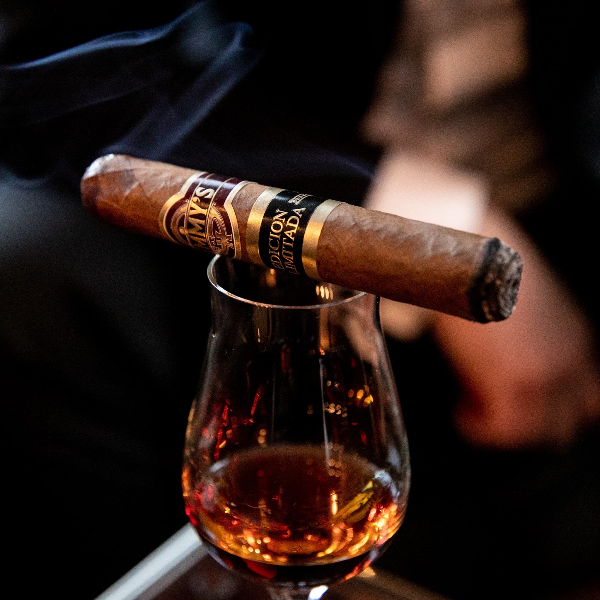 Zigarre auf Whiskyglas mit Rauch
