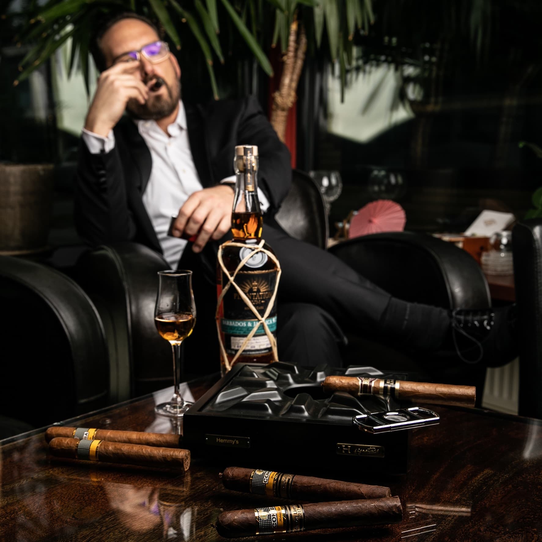 Mann mit Zigarre und Rum in Lounge